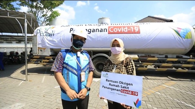 PLN menyalurkan bantuan 12 ton oksigen ke RSPAL Dr. Ramelan dan RSU Anwar Medika Krian, Sidoarjo, Jawa Timur, pada Kamis lalu (5/8).