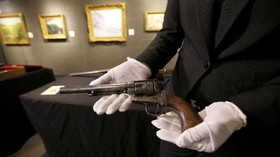 FOTO: Lelang Pistol Pembunuh Kriminal Ikonis Billy the Kid