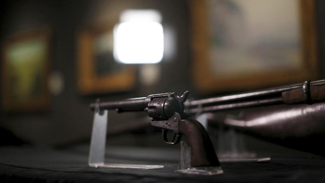 FOTO: Lelang Pistol Pembunuh Kriminal Ikonis Billy the Kid