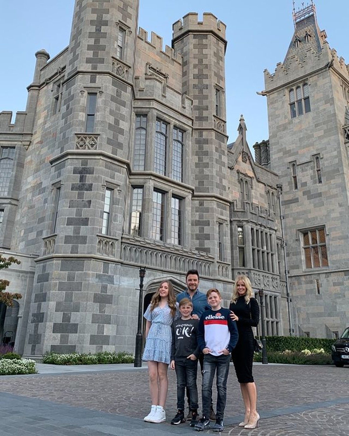 Pernikahan Shane dengan Gillian Walsh pada 2003 lalu hingga kini tampak harmonis dengan tiga orang anak&period; Yuk kita intip&excl;