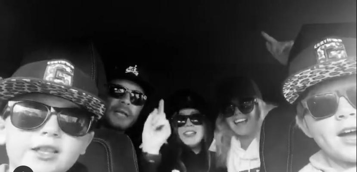 Pernikahan Shane dengan Gillian Walsh pada 2003 lalu hingga kini tampak harmonis dengan tiga orang anak&period; Yuk kita intip&excl;