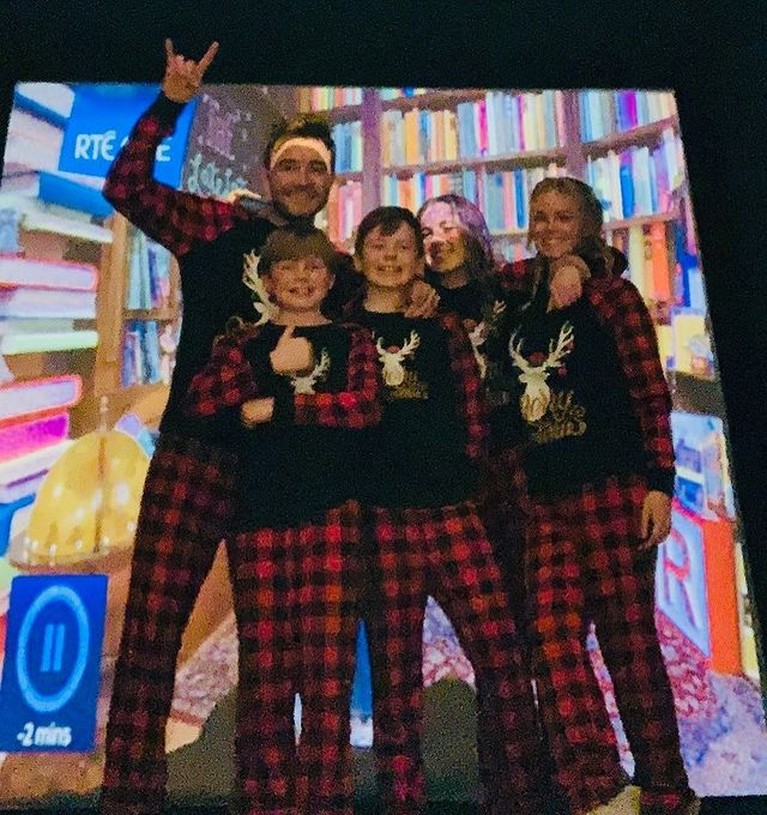 Potret Bahagia dan Kompak Keluarga Shane Filan Westlife Pernikahan Shane dengan Gillian Walsh pada 2003 lalu hingga kini tampak harmonis dengan tiga orang anak. Yuk kita intip!