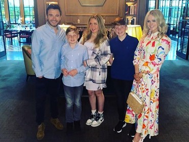 img-title Potret Bahagia dan Kehangatan Harmonis Keluarga Shane Westlife