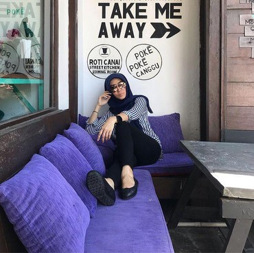 Potret Dina Risty Istri Parto Beda 18 Tahun Gaya bak ABG Disorot