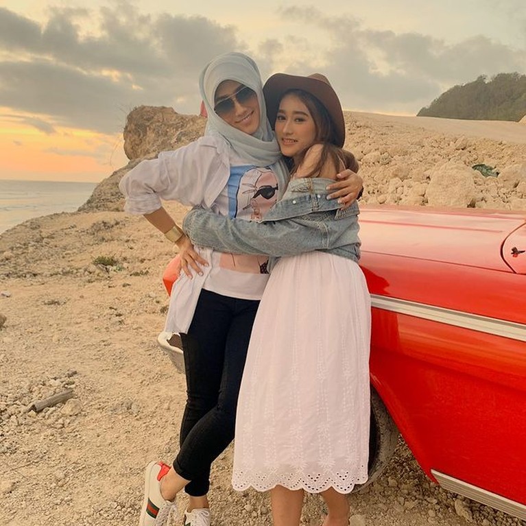 Potret Dina Risty Istri Kedua Parto yang Beda 18 Tahun Gaya Bak ABG Disorot