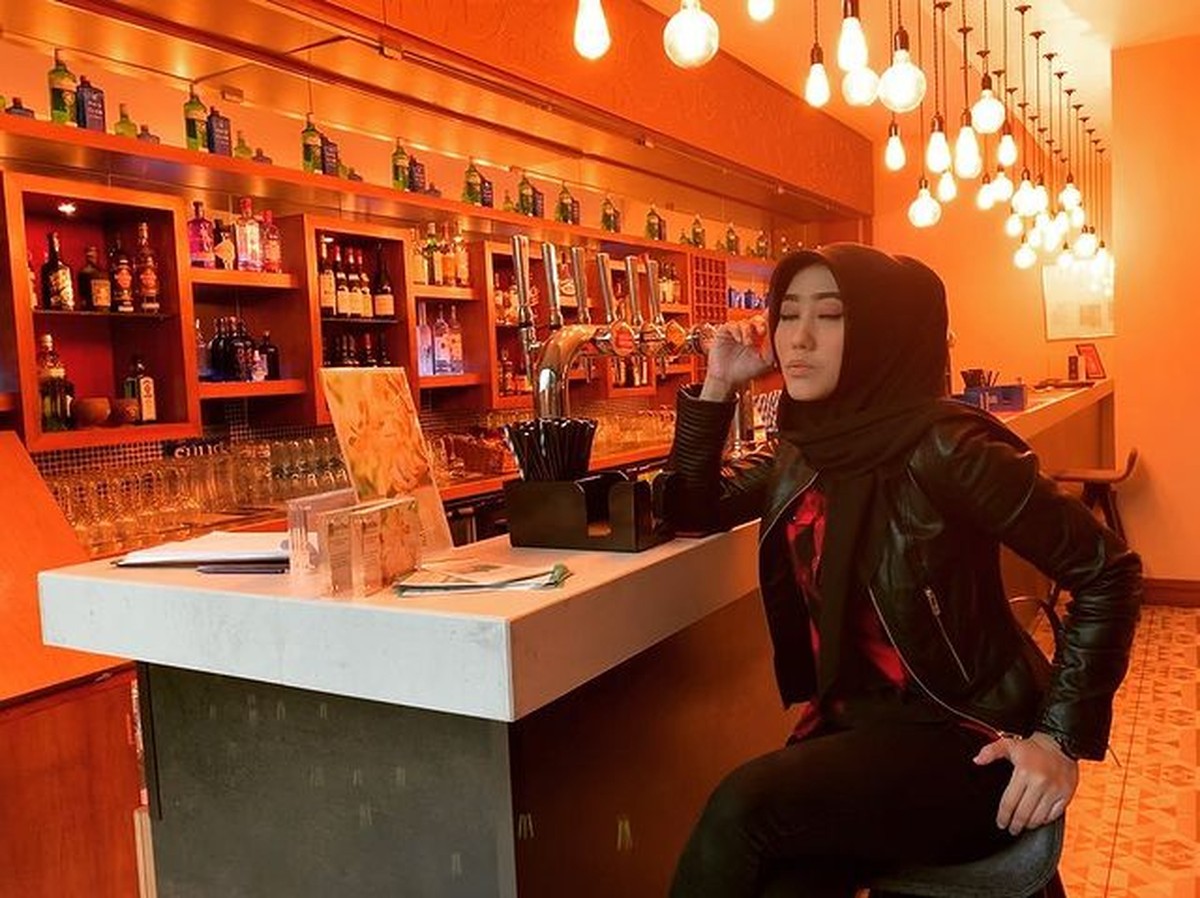 Potret Dina Risty Istri Kedua Parto yang Beda 18 Tahun Gaya Bak ABG Disorot