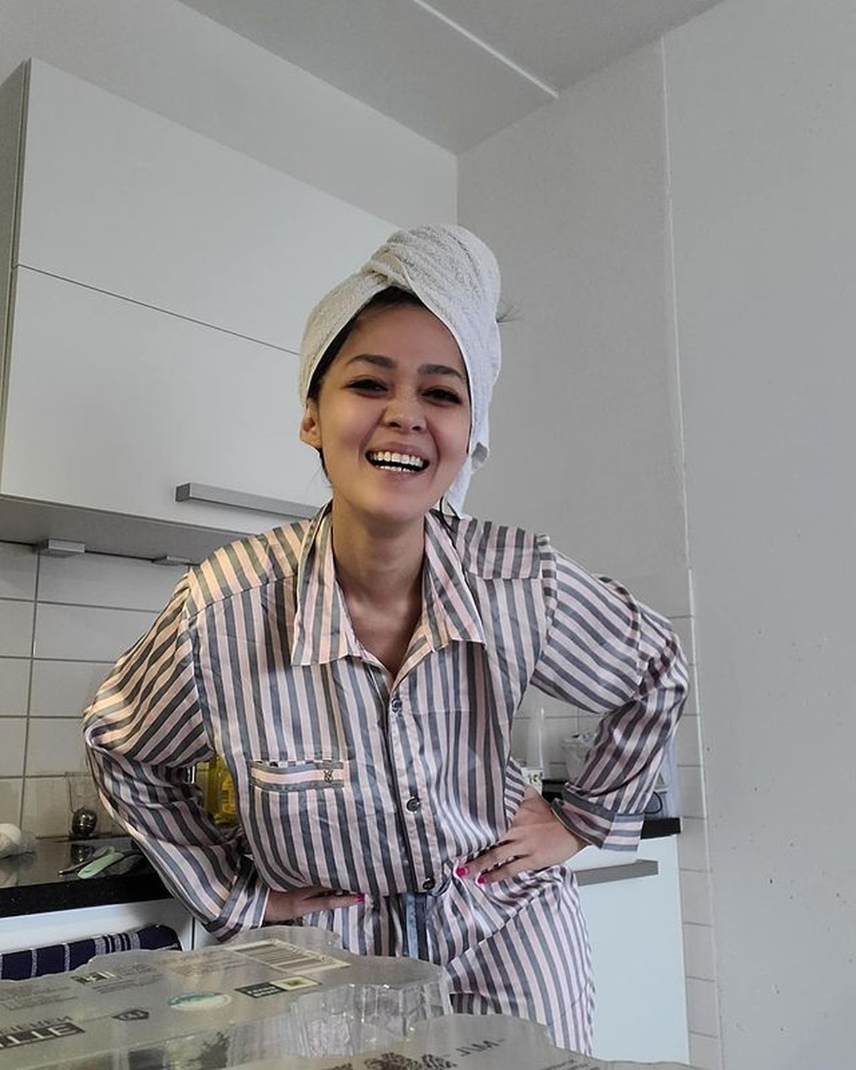 Gracia Indri diketahui pindah ke Belanda dan menetap disana ikut sang pujaan hati&period; Yuk kita intip kegiatannya disana&excl;