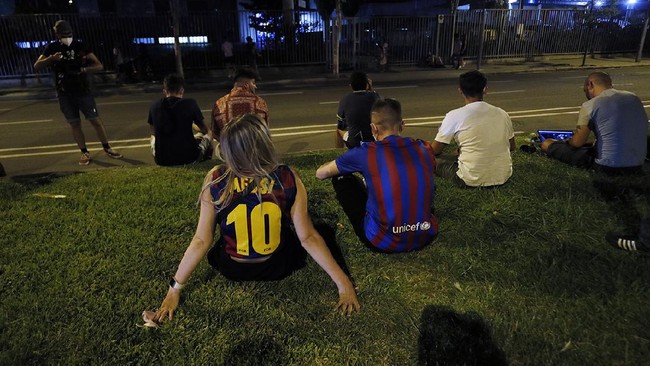 Video yang merekam suporter Barcelona menangisi kepergian Lionel Messi di depan Stadion Camp Nou viral di media sosial Twitter.
