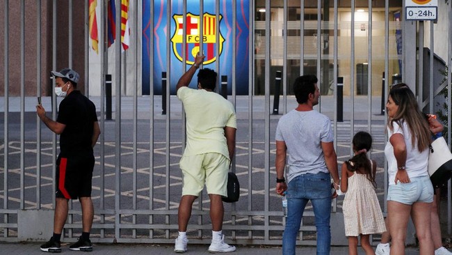 Suporter berkumpul di luar Camp Nou usai mengetahui Lionel Messi harus meninggalkan Barcelona pada musim ini.