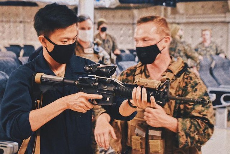 Sosok Jovan Zachary Pria Surabaya Jadi Tentara Angkatan Laut di Amerika Pria asal Surabya yang bernama Jovan Zachary tengah viral karena sukses menjadi tentara angkatan laut di Amerika. Yuk intip sosoknya!