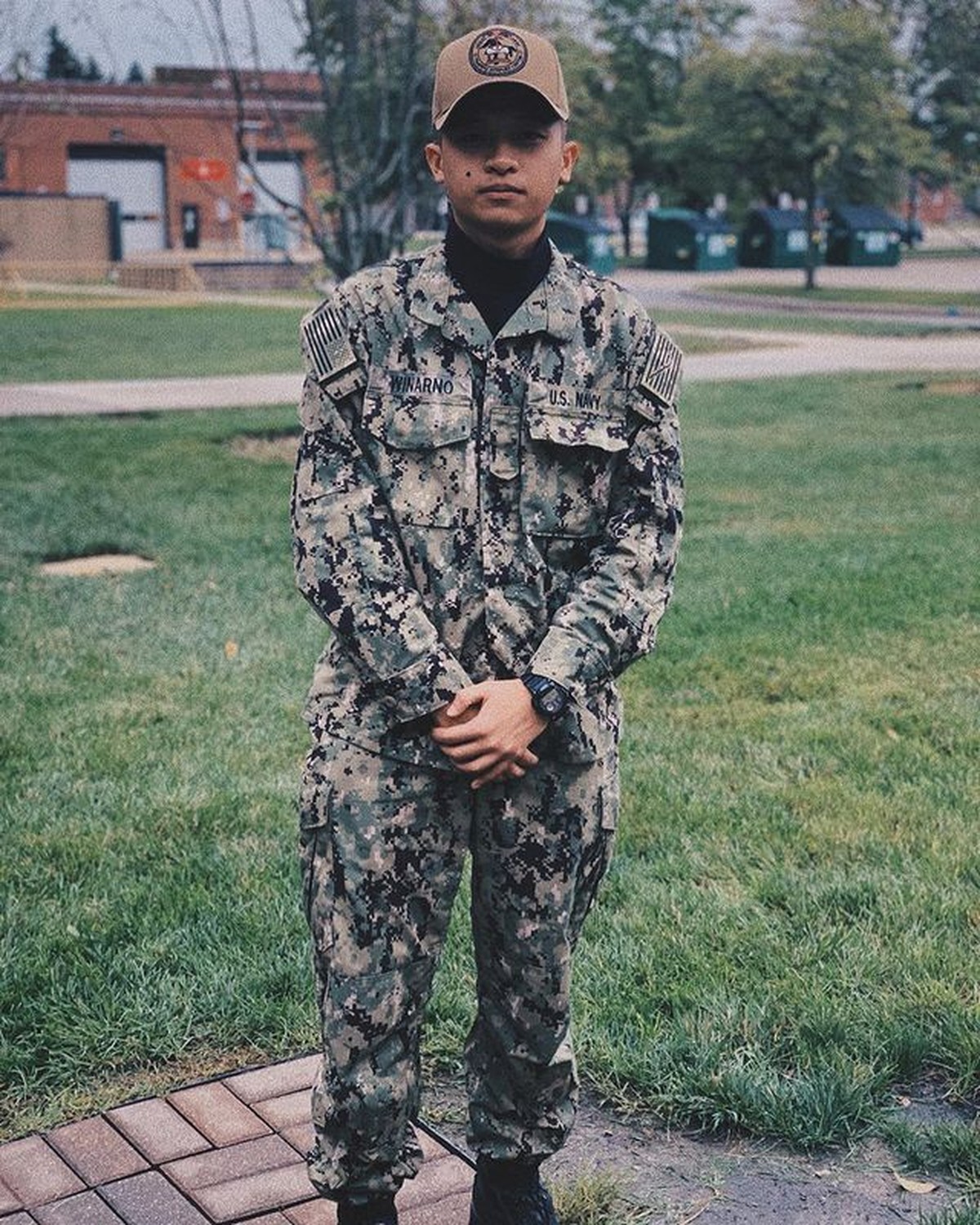 Pria asal Surabya yang bernama Jovan Zachary tengah viral karena sukses menjadi tentara angkatan laut di Amerika&period; Yuk intip sosoknya&excl;