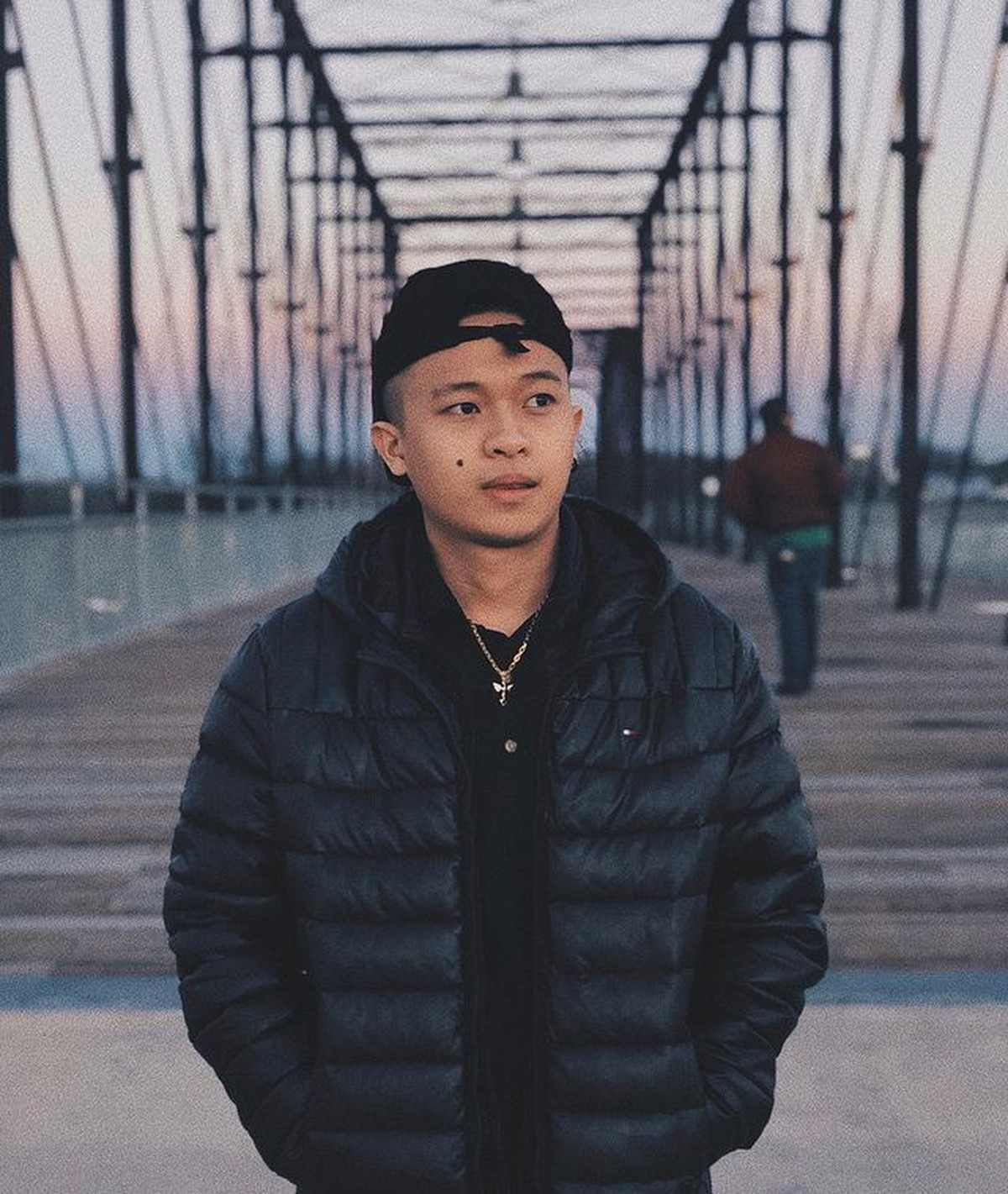 Pria asal Surabya yang bernama Jovan Zachary tengah viral karena sukses menjadi tentara angkatan laut di Amerika&period; Yuk intip sosoknya&excl;