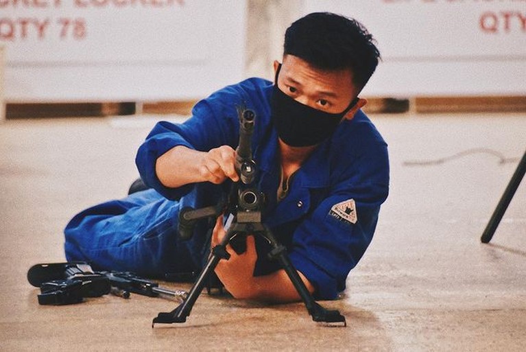 Pria asal Surabya yang bernama Jovan Zachary tengah viral karena sukses menjadi tentara angkatan laut di Amerika. Yuk intip sosoknya!