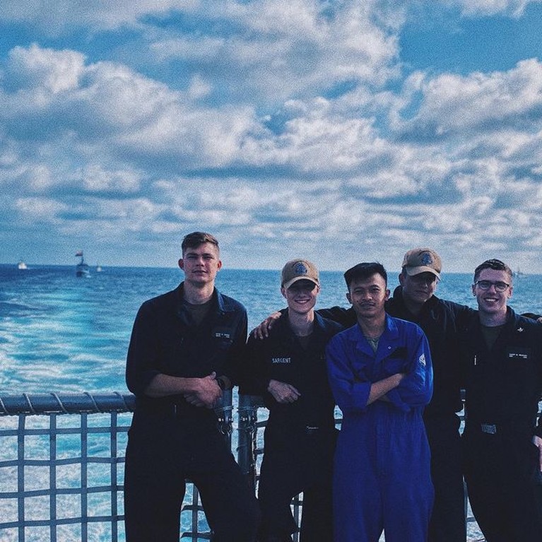 Pria asal Surabya yang bernama Jovan Zachary tengah viral karena sukses menjadi tentara angkatan laut di Amerika. Yuk intip sosoknya!