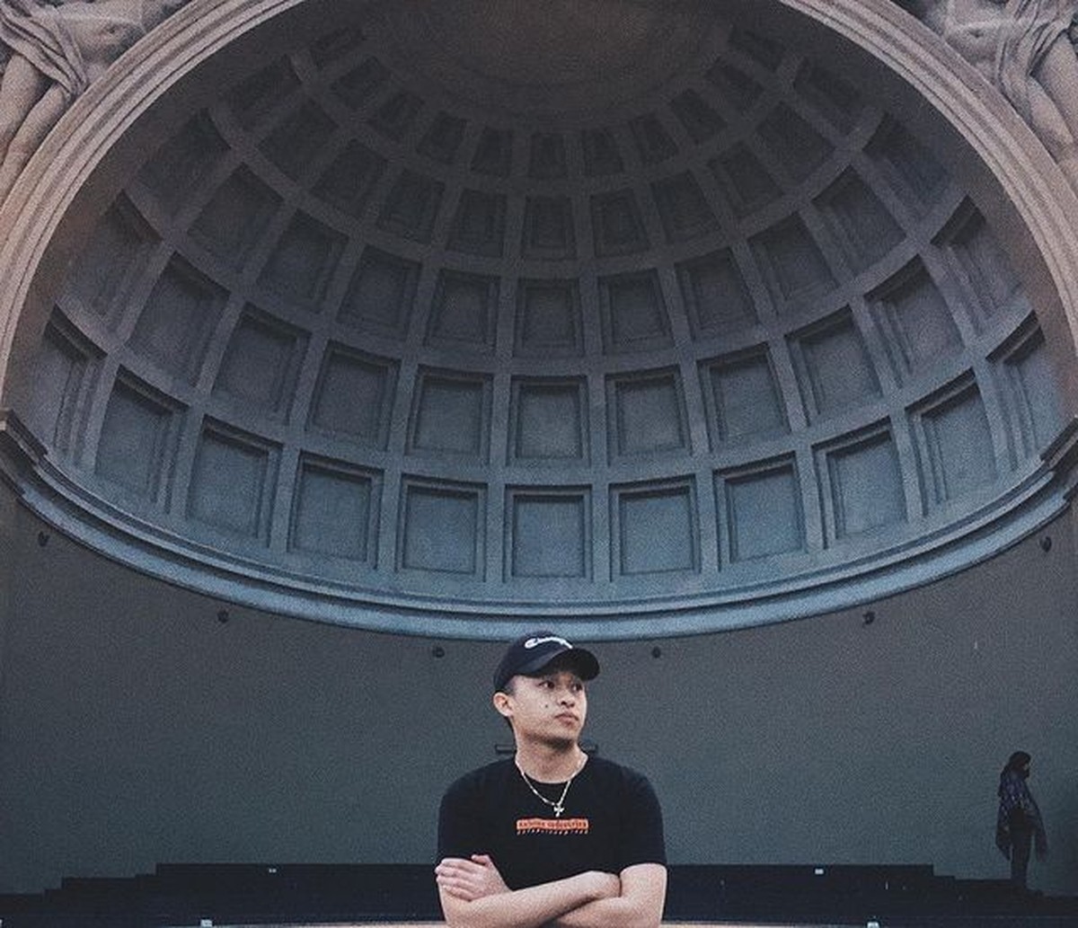 Pria asal Surabya yang bernama Jovan Zachary tengah viral karena sukses menjadi tentara angkatan laut di Amerika&period; Yuk intip sosoknya&excl;