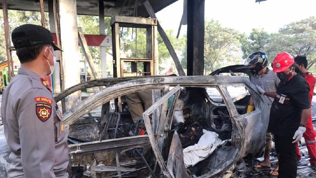 Sebuah mobil yang sedang mengisi bensin di sebuah SPBU di Pangkep meledak dan terbakar hingga turut menghanguskan pom bensin tersebut.