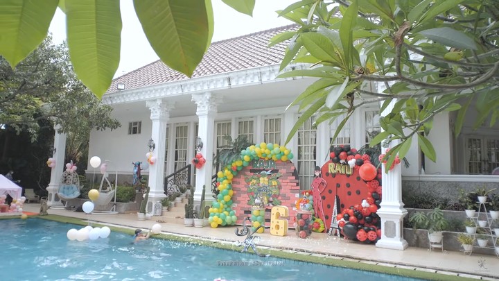 7 Potret Piknik Mewah di Rumah ala Syahrini dan Reino Barack - 1