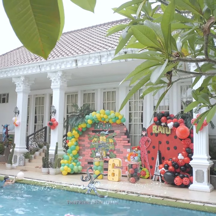 7 Potret Piknik Mewah di Rumah ala Syahrini dan Reino Barack - Foto 6