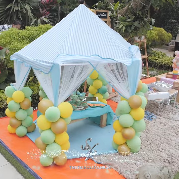 <p>Mengusung tema piknik, tenda-tenda cantik didirikan di samping kolam renang. Mereka menyiapkan dekorasinya sendiri lho. (Foto: YouTube The Princess Syahrini)</p>