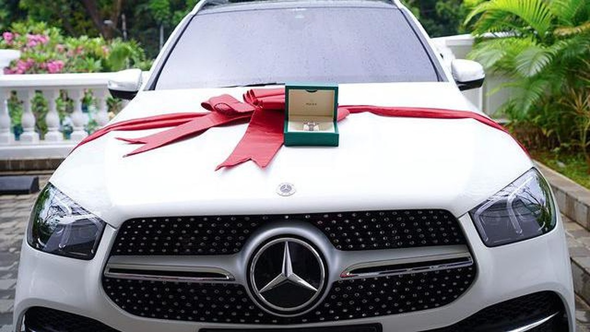 Rizky Billar tak main-main untuk membahagiakan calon istri di hari ulang tahunnya&period; Yuk kita intip momen Lesti dikadoin mobil dan jam&excl;