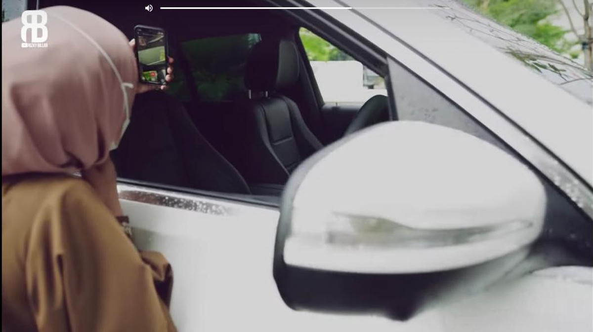 Rizky Billar tak main-main untuk membahagiakan calon istri di hari ulang tahunnya&period; Yuk kita intip momen Lesti dikadoin mobil dan jam&excl;