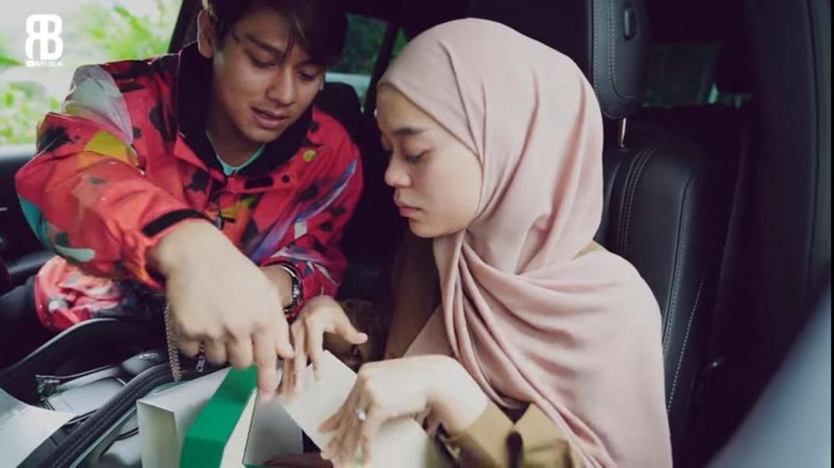 Rizky Billar tak main-main untuk membahagiakan calon istri di hari ulang tahunnya&period; Yuk kita intip momen Lesti dikadoin mobil dan jam&excl;