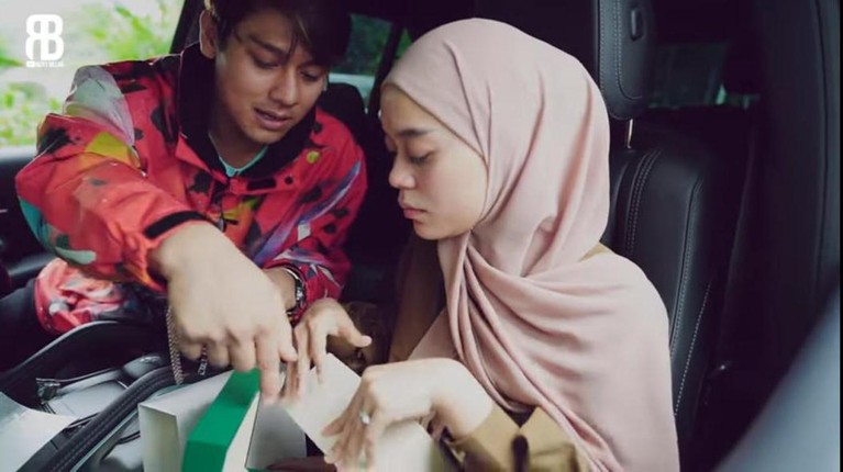Tangis Bahagia Lesti Kejora Dapat Kado Mobil dan Jam Mewah dari Rizky Billar Rizky Billar tak main-main untuk membahagiakan calon istri di hari ulang tahunnya. Yuk kita intip momen Lesti dikadoin mobil dan jam!