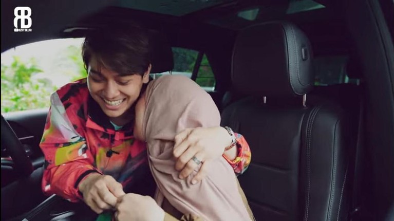 Tangis Bahagia Lesti Kejora Dapat Kado Mobil dan Jam Mewah dari Rizky Billar Rizky Billar tak main-main untuk membahagiakan calon istri di hari ulang tahunnya. Yuk kita intip momen Lesti dikadoin mobil dan jam!
