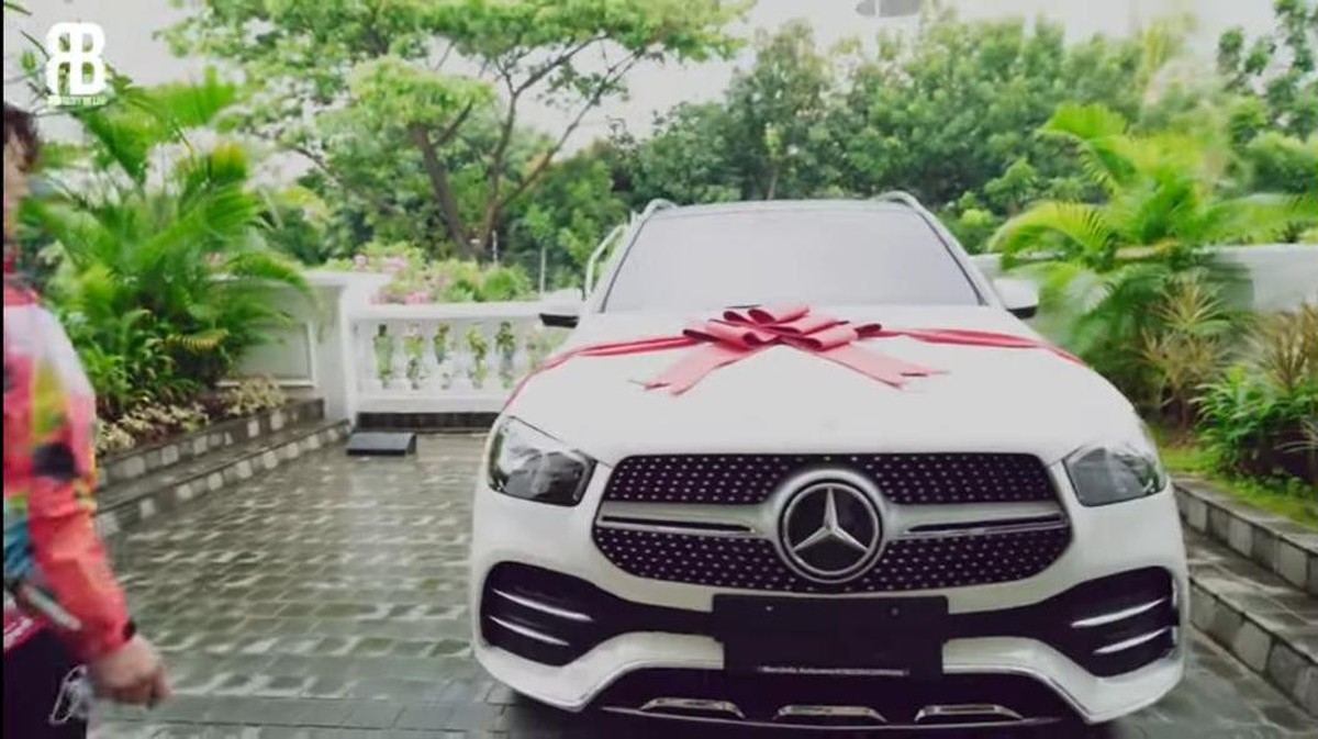 Rizky Billar tak main-main untuk membahagiakan calon istri di hari ulang tahunnya&period; Yuk kita intip momen Lesti dikadoin mobil dan jam&excl;