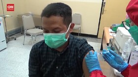 VIDEO: Ratusan Nakes Surabaya Mulai Suntik Vaksin Dosis Ke-3