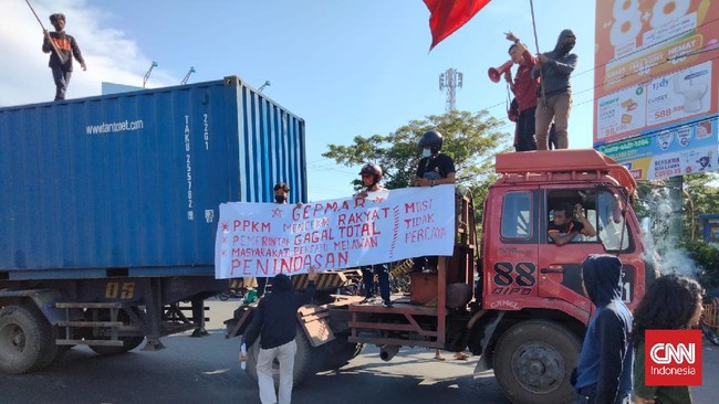 Massa memblokade jalan menggunakan truk kontainer hingga mengakibatkan terjadinya kemacetan panjang.