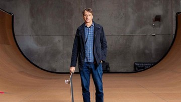 Bantahan Legenda Skateboard Tony Hawk Soal Pernikahannya Digelar di Pulau Epstein