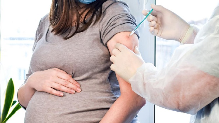 Pregnant Vaccination. Pregnant Woman In Face Mask Getting Vaccinated in Clinic. Doctor Giving Corona Virus Vaccine Injection Patient. Covid-19 Flu Protection.