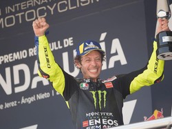 Respons Kekasih saat Temani Valentino Rossi di Balap Terakhir Sebelum Pensiun