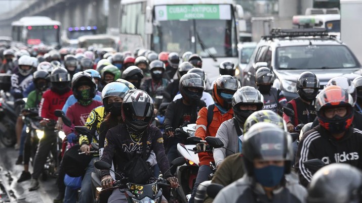 Virus Outbreak Philippines Motorists queue at a checkpoint during a stricter lockdown as a precaution against the spread of the new coronavirus disease at the outskirts of Marikina City, Philippines on Friday, August 6, 2021. Thousands of people jammed coronavirus vaccination centers in the Philippine capital, defying social distancing restrictions, after false news spread that unvaccinated residents would be deprived of cash aid or barred from leaving home during a two-week lockdown that started Friday. (AP Photo/Basilio Sepe)