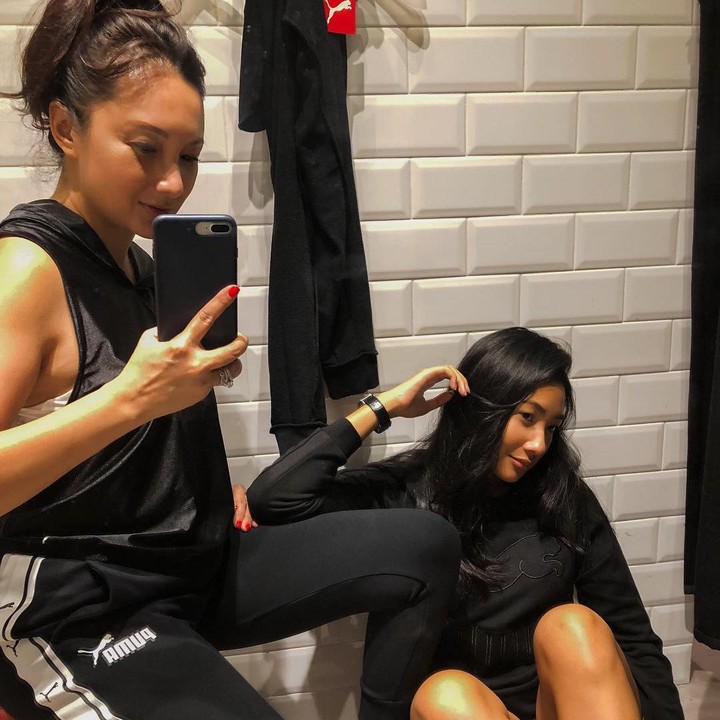 <p>Setelah keduanya bercerai, Tata membawa anak tinggal di Singapura sejak 2006 silam. Kini penampilan putri bungsunya, Gayanti, tak kalah memikat seperti Tata, lho. (Foto: Instagram @tatacahyani)</p>