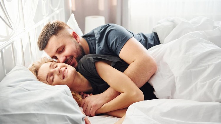Ilustrasi pasangan Cute young couple lying down on the bed and sleeping together.