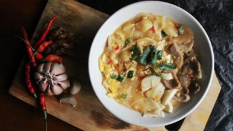 Seblak is an Indonesian traditional food that usually found in the area of East Java. Seblak is made from wet crackers cooked together with vegetables, various protein sources, and spices which create refreshingly spicy taste.