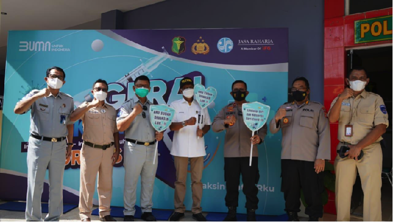 PT Jasa Raharja Cabang D.I Yogyakarta bersama Biddokkes Polda D. I. Yogyakarta menggelar vaksinasi Covid-19 di halaman Biddokkes Polda Yogyakarta
