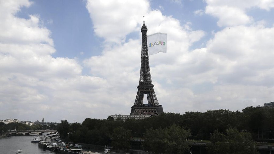 Paris 2024 Eiffel Flag, Menara Eiffel FILE - In this June 8, 2021, file photo, a giant flag flies at the Eiffel Tower during a a test flight in Paris. A giant flag will be flown from the Eiffel Tower like this one on Sunday, Aug. 8, during the Tokyo Olympics closing ceremony that 2024 Paris Olympics organizers claim will be the biggest ever seen. (AP Photo/Lewis Joly, File)
