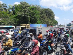 Penyekatan di Bundaran Waru Surabaya, Lalin Macet 1 KM