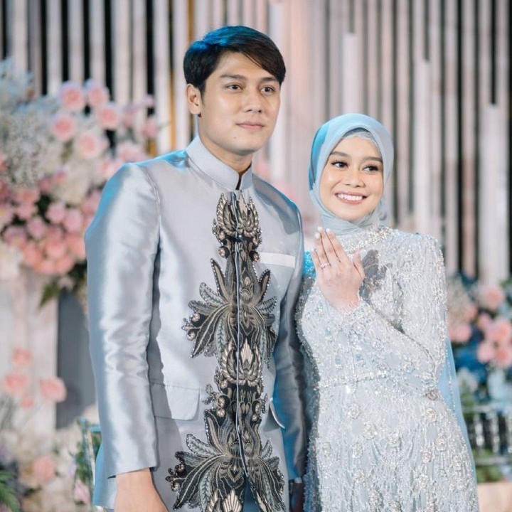 <p>Sebelumnya Rizky Billar telah mengajukan surat numpang nikah di KUA Pondok Aren, Tengerang Selatan, tempat ia berdomisili. Surat numpang nikah itu ditujukan untuk KUA Kebayoran Lama untuk selanjutnya diproses. (Foto: Instagram @lestykejora)</p>