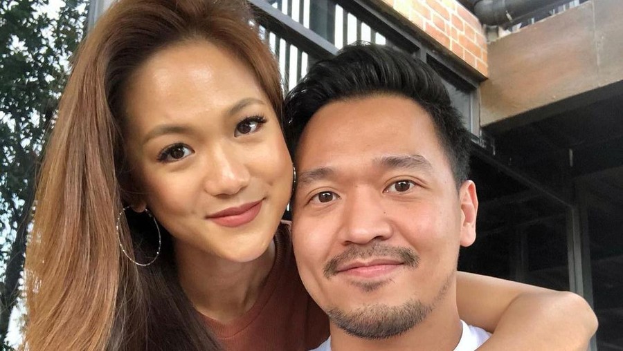 10 Potret Lidya, Pacar Cantik Nobu Saat Santai di Kafe