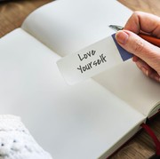 Ucapkan 9 Mantra Ini ke Diri Sendiri Saat Kamu Lagi Merasa Insecure