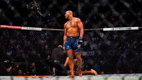 UFC 265: 50 Serangan Gane Hantam Kepala Lewis