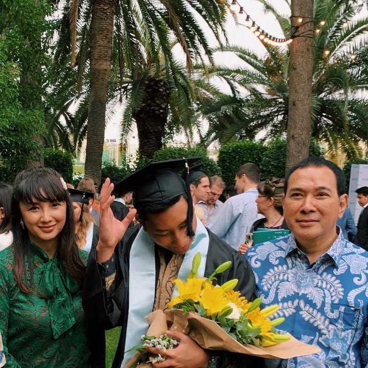 <p>Putra Tommy Soeharto dan Tata Cahyani kini sudah tumbuh dewasa. Darma Mangkuluhur Hutomo tengah berulang tahun yang ke-23, Bunda. (Foto: Instagram @darmamh)</p>