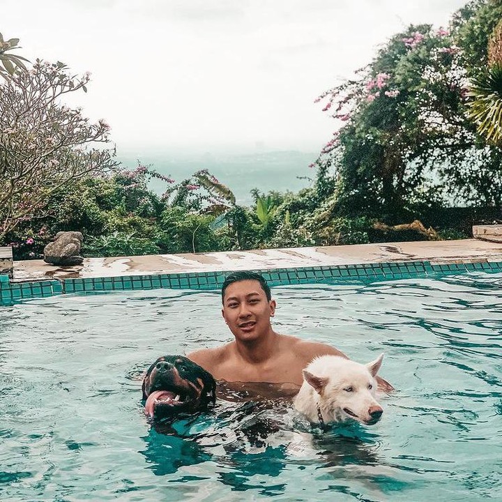 <p>Darma Mangkuluhur juga merupakan sosok pemuda penyayang binatang. Ia kerap membagikan foto bersama hewan-hewan peliharaannya ke Instagram. (Foto: Instagram @darmamh)</p>
