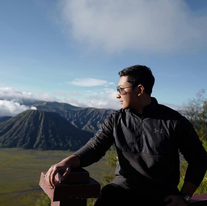 <p>Darma Mangkuluhur dikenal sebagai pemuda yang hobi travelling. Ia tak pernah absen membagikan potretnya ketika sedang melancong ke berbagai tempat. (Foto: Instagram @darmamh)</p>