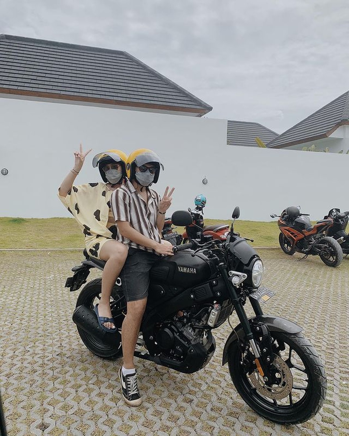 Salshabilla Adriani dan sang kekasih sedang jadi sorotan karena diisukan bertunangan&period; Yuk kita intip gaya pacaran seru mereka&excl;