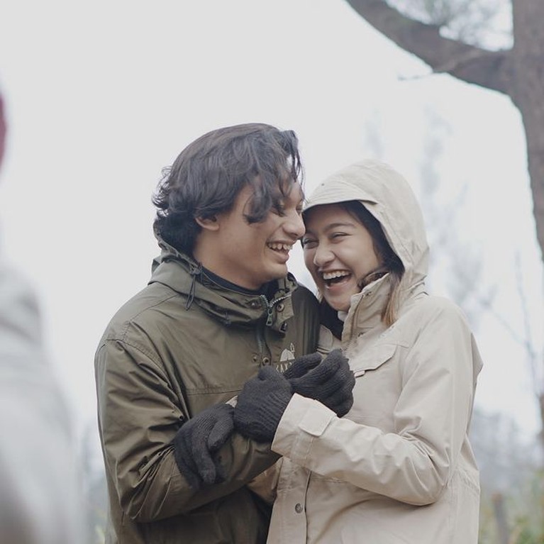 Diisukan Tunangan, Intip Gaya Pacaran Salshabilla Adriani & Sang Pacar Salshabilla Adriani dan sang kekasih sedang jadi sorotan karena diisukan bertunangan. Yuk kita intip gaya pacaran seru mereka!